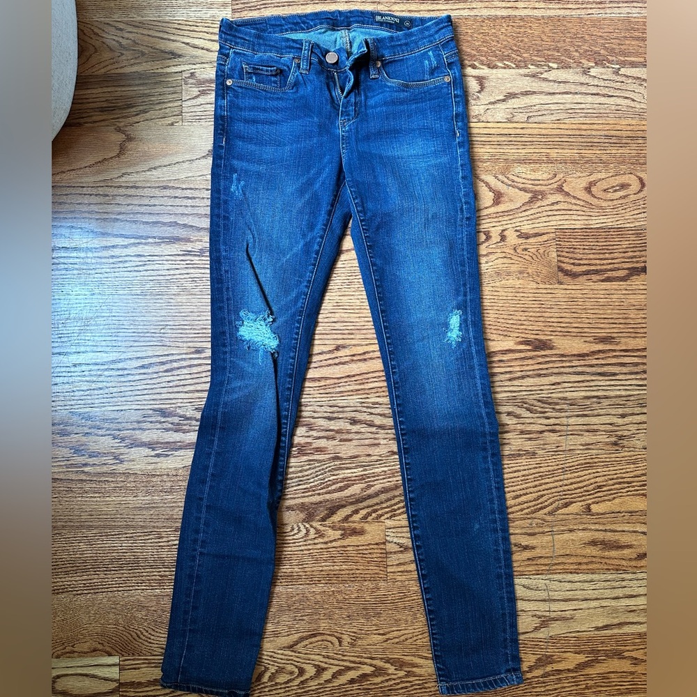 BLANK NYC Skinny Classique Jeans. Distressed stretchy denim. Size 26.